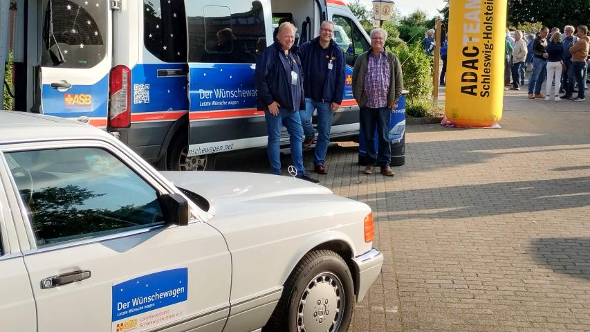 Mercedes-Benz 560 SEL mit Wünschewagen-Aufkleber vor dem ASB-Wünschewagen