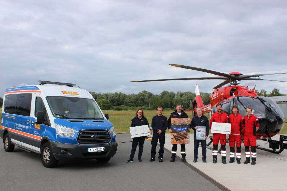 Spendenübergabe mit dem ASB-Wünschewagen und dem Rettungshubschrauber Christoph 42
