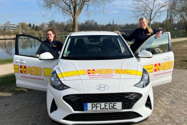 Ambulante Pflege, Auto, zwei Mitarbeiterinnen