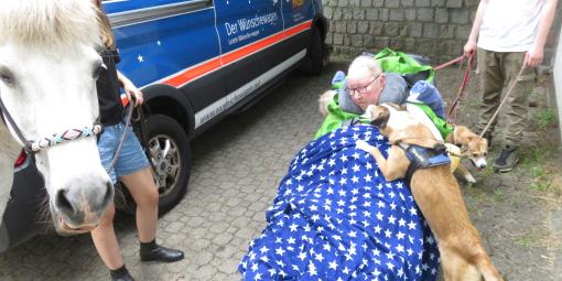 Ines zuhause mit Hund und Pferd