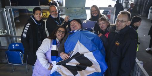 Rüdiger bekommt die signierte Sitzschale